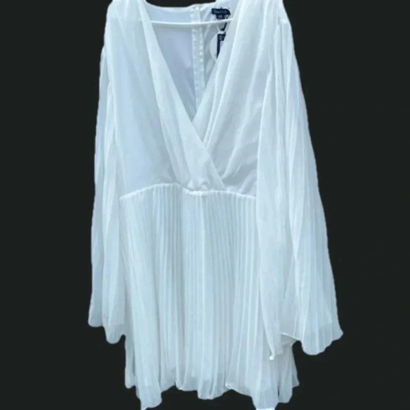 Boohoo Angel Sleeves Wrap Dress - Plus Size 26 - Mini- White Great Condition - Picture 3 of 11